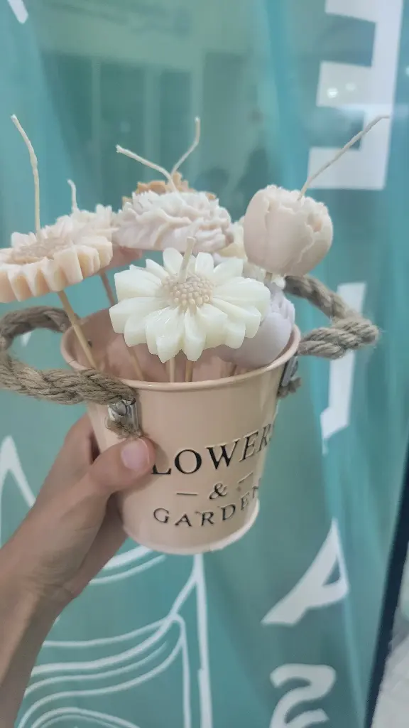 Bouquet de 8 flores velas cubeta